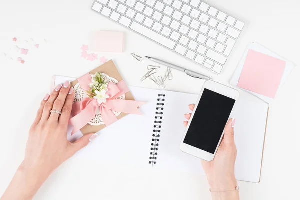 Manos femeninas con sobre y smartphone - foto de stock