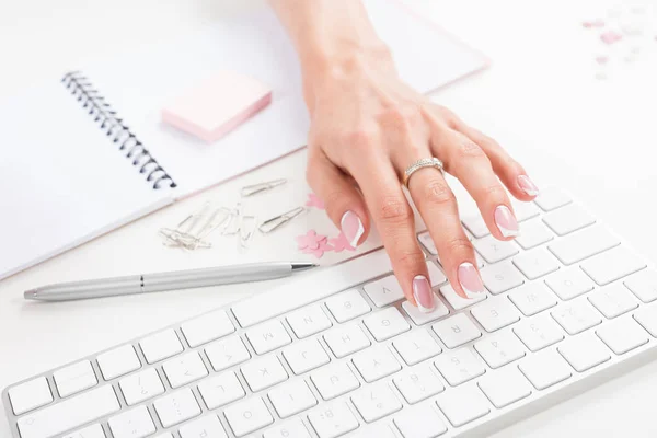 Mujer escribiendo en el teclado - foto de stock