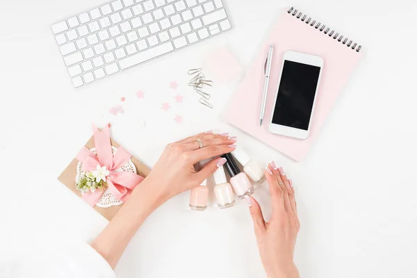 Mains féminines avec vernis à ongles sur le lieu de travail — Photo de stock