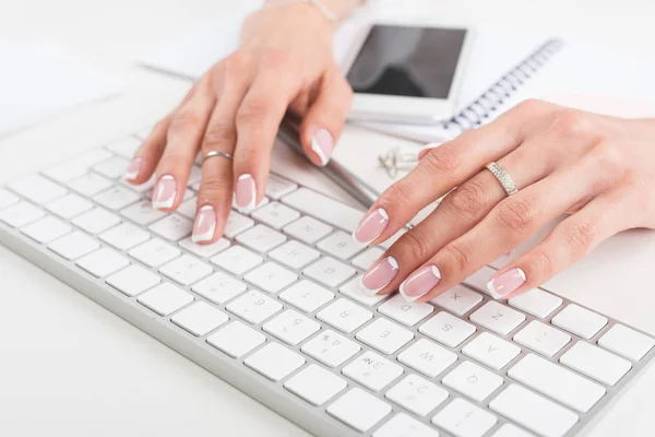 Mujer escribiendo en el teclado - foto de stock