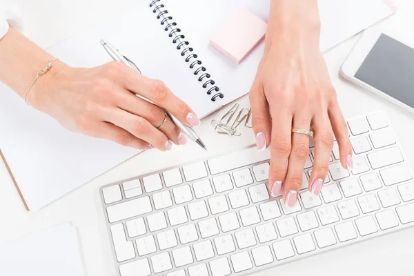 Mujer escribiendo en el teclado - foto de stock