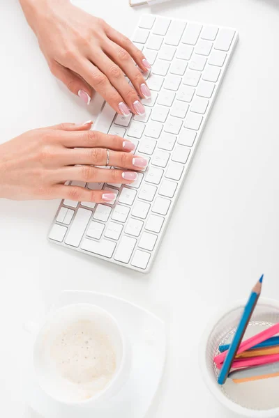 Mujer escribiendo en el teclado - foto de stock