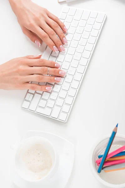 Femme tapant sur le clavier — Photo de stock