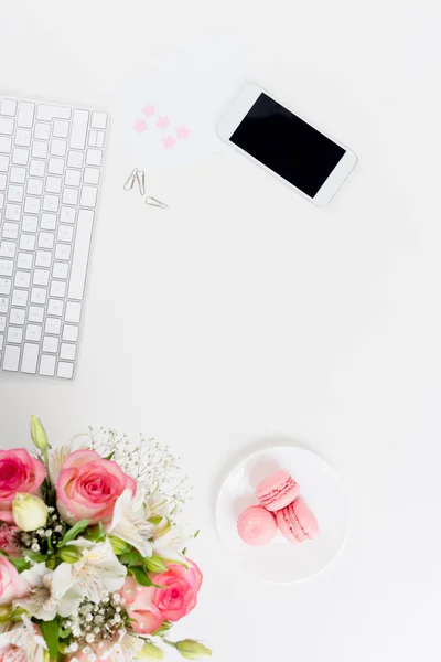 Smartphone with keyboard and flowers — Stock Photo