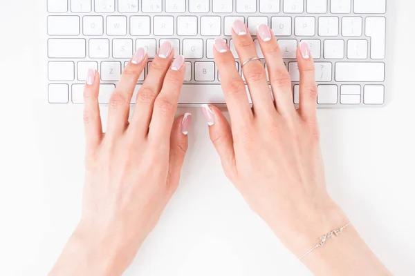 Femme tapant sur le clavier — Photo de stock