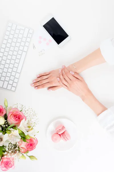 Mains féminines sur le lieu de travail — Photo de stock