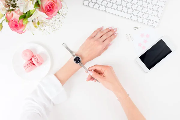 Weibliche Zeiger mit Armbanduhr — Stockfoto