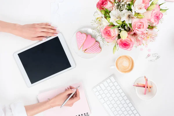 Femme avec tablette numérique sur le lieu de travail — Photo de stock