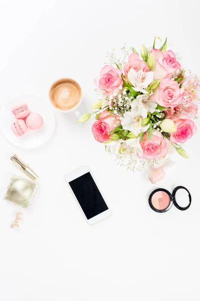 Smartphone avec cosmétiques et fleurs — Photo de stock