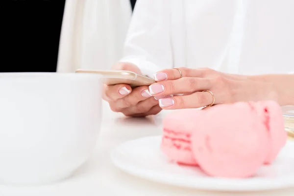 Woman using smartphone — Stock Photo