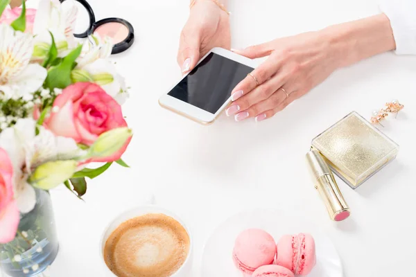 Woman using smartphone — Stock Photo