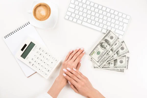 Geschäftsfrau und Dollarnoten am Arbeitsplatz — Stockfoto