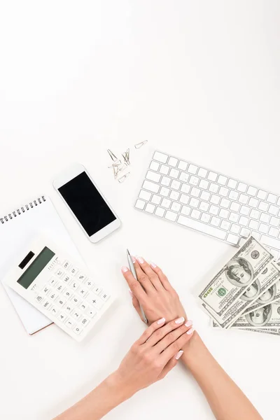 Femme d'affaires et billets en dollars sur le lieu de travail — Photo de stock