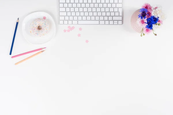 Saboroso donut e teclado — Fotografia de Stock