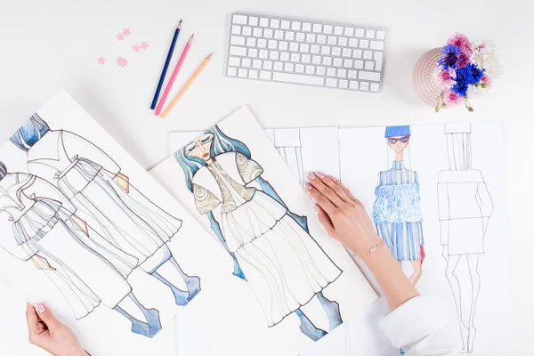 Modedesignerin arbeitet mit Skizzen — Stockfoto