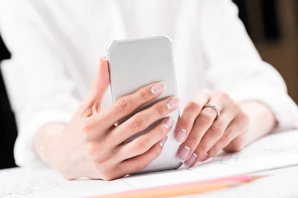 Woman using smartphone — Stock Photo