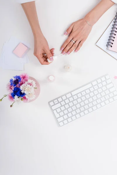 Mulher fazendo manicure no local de trabalho — Fotografia de Stock