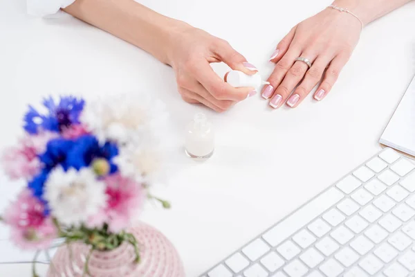 Mulher fazendo manicure no local de trabalho — Fotografia de Stock