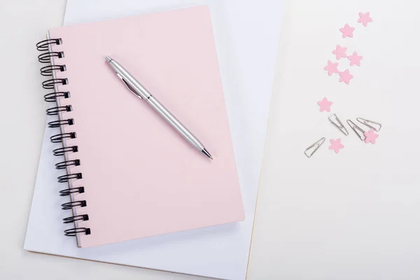 Stift mit Notizbuch und Büromaterial — Stockfoto