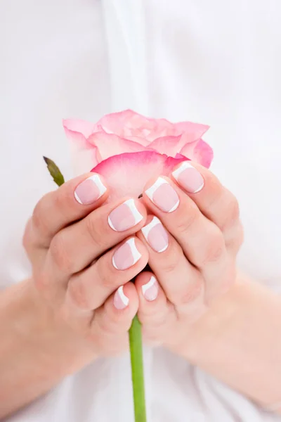 Mains féminines avec fleur — Photo de stock