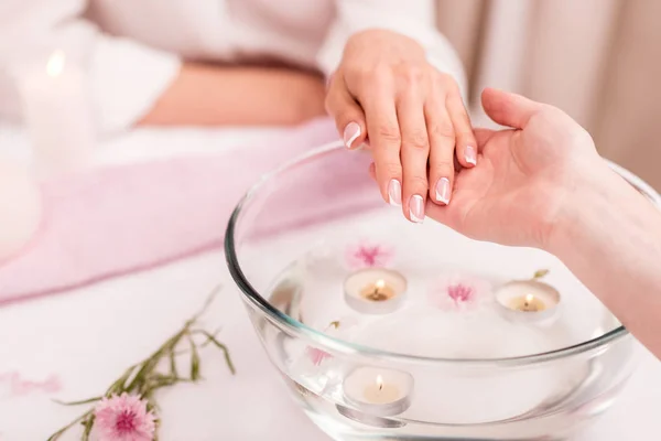 Tratamiento de spa para manos femeninas - foto de stock