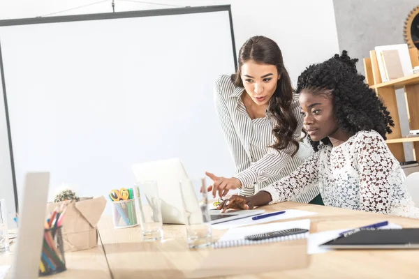 Empresarias multiétnicas que trabajan juntas - foto de stock