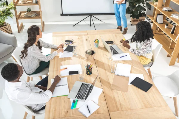 Empresarios multiculturales que escuchan la presentación - foto de stock