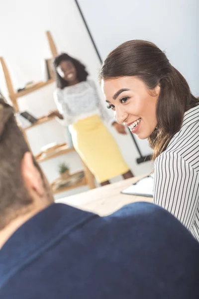 Asiático mujer de negocios hablando con colega - foto de stock