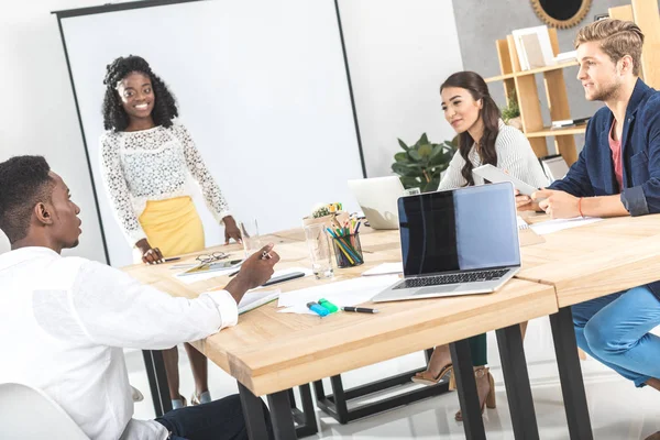 Mujer de negocios afroamericana en la reunión - foto de stock