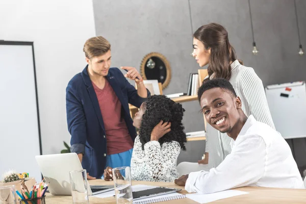 Мультикультурные бизнесмены, работающие вместе — Stock Photo