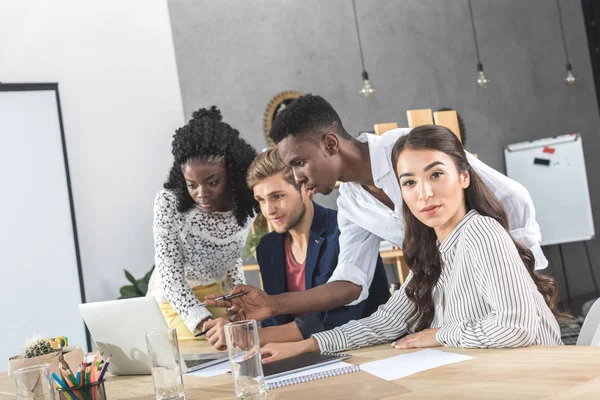 Мультикультурные бизнесмены, работающие вместе — Stock Photo