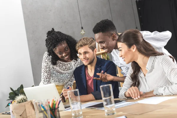 Мультикультурные бизнесмены, работающие вместе — Stock Photo