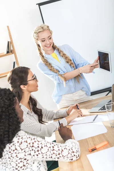 Empresarias multiculturales que trabajan con tableta - foto de stock