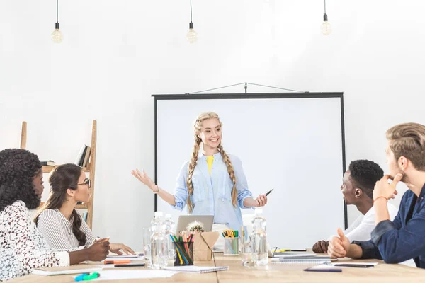 Mujer de negocios presentando en reunión — Stock Photo