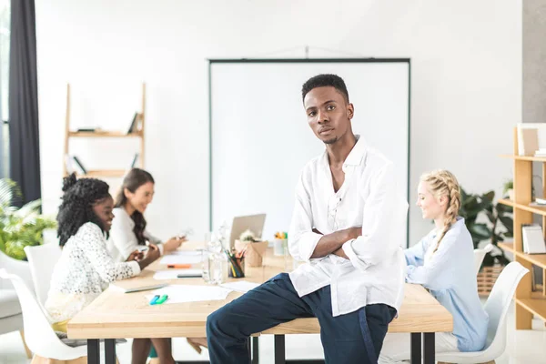 Nachdenklicher afrikanischer amerikanischer Geschäftsmann — Stockfoto