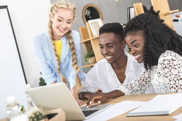 Gente de negocios multicultural utilizando el ordenador portátil - foto de stock