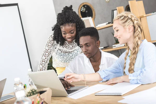 Les hommes d'affaires multiculturels utilisant un ordinateur portable — Photo de stock