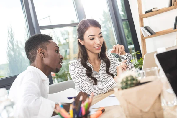 Colegas multiétnicos discutiendo trabajo - foto de stock