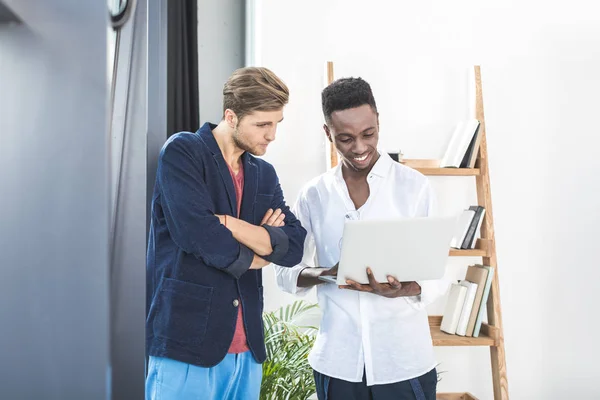 Hommes d'affaires multiculturels travaillant sur ordinateur portable — Photo de stock