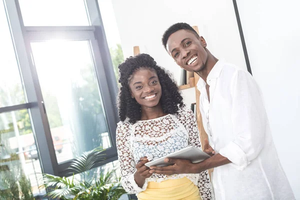 Gente de negocios afroamericanos con tableta - foto de stock