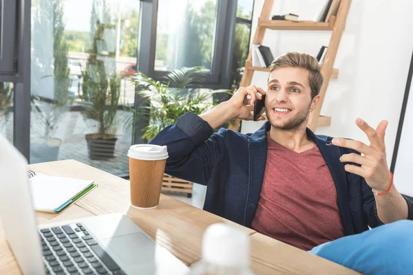 Businessman talking on smartphone — Stock Photo