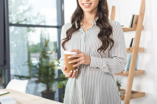 Mujer de negocios con café para ir en la oficina - foto de stock