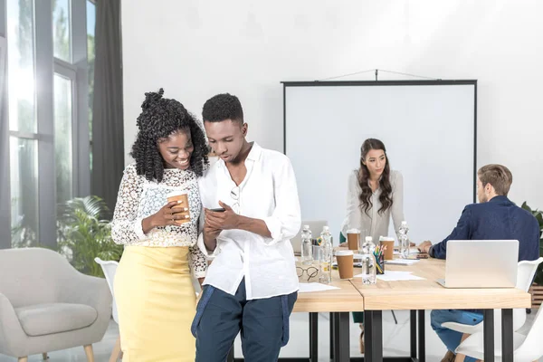 Afro-americanos empresários com smartphone — Fotografia de Stock