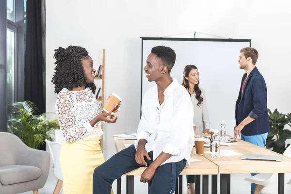 Des hommes d'affaires afro-américains en train de parler au bureau — Photo de stock