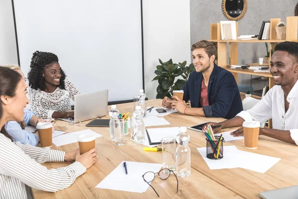 Empresarios multiculturales durante el seminario - foto de stock