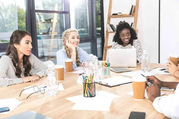 Empresarios multiculturales durante el seminario - foto de stock