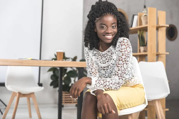 Африканская американская предпринимательница на рабочем месте — стоковое фото