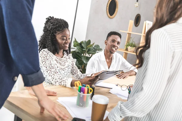 Geschäftsteam bei Treffen im Büro — Stockfoto