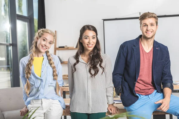 Multiethnische Geschäftsleute im Amt — Stockfoto