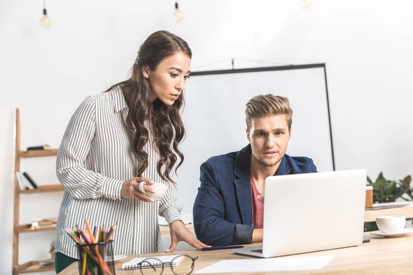 Empresários multiétnicos trabalhando no laptop — Fotografia de Stock